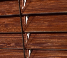 Czy warto zamontować rolety lub żaluzje drewniane?