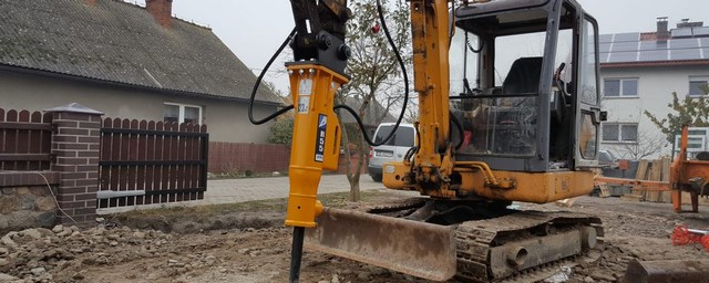 Szeroki zakres funkcjonalności młotów hydraulicznych do koparek.