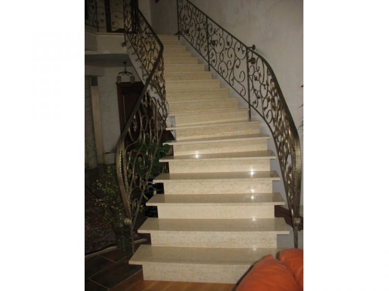 Wewnętrzne schody wykonane z marmuru.